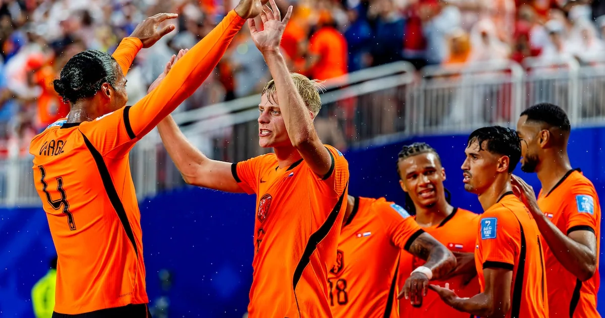 Het Nederlands elftal heeft de groepswinst in groep F veiliggesteld na een 3-1 overwinning op Tunesië