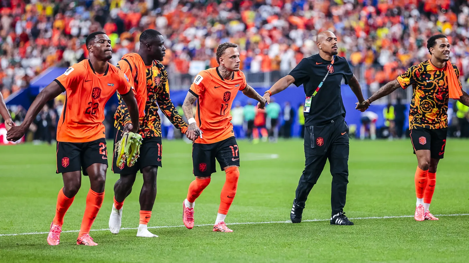 De spelers van Oranje vieren de 5-1 winst op Zweden, Malen is dan al gedoucht