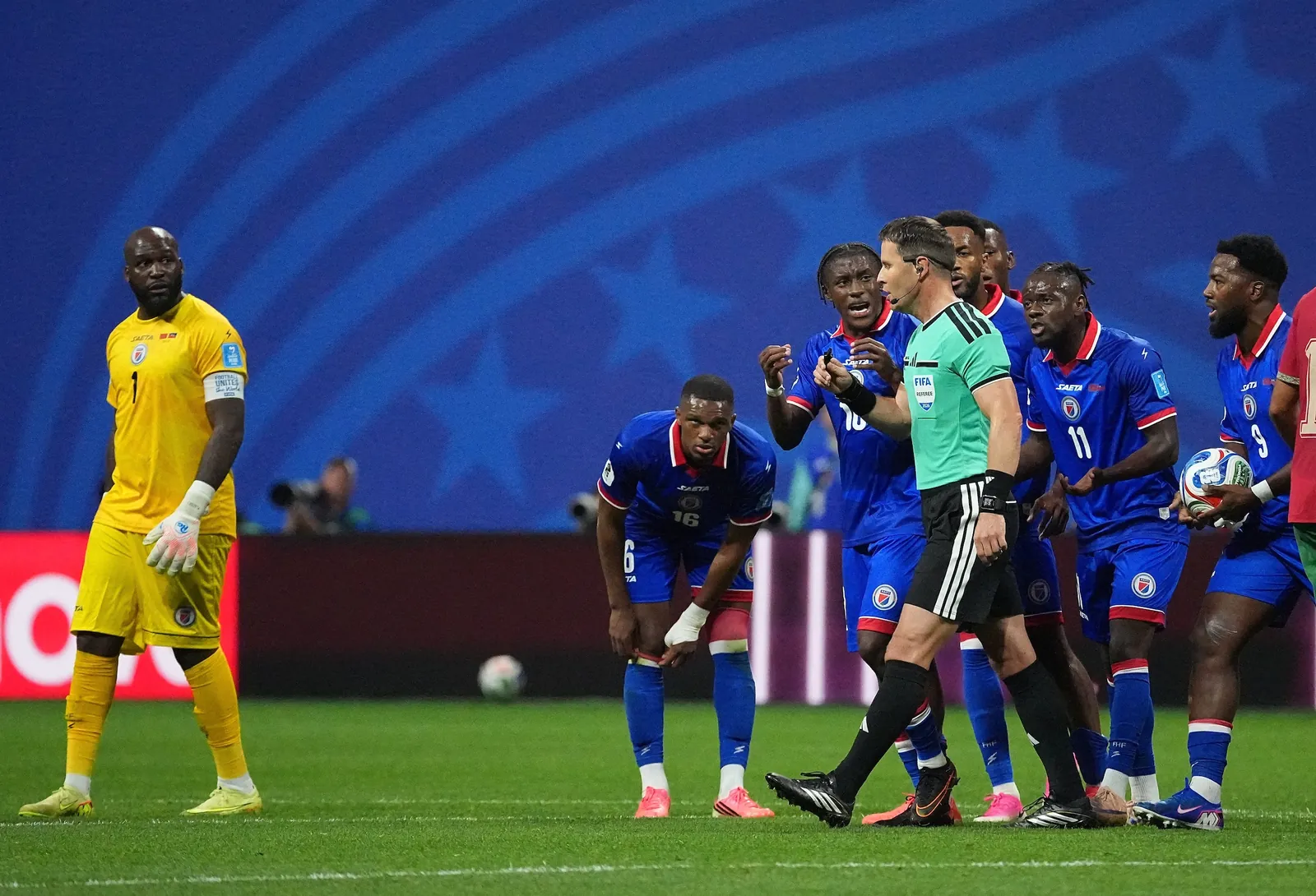 Scheidsrechter Danny Makkelie in actie in de wedstrijd tussen Marokko en Haïti.