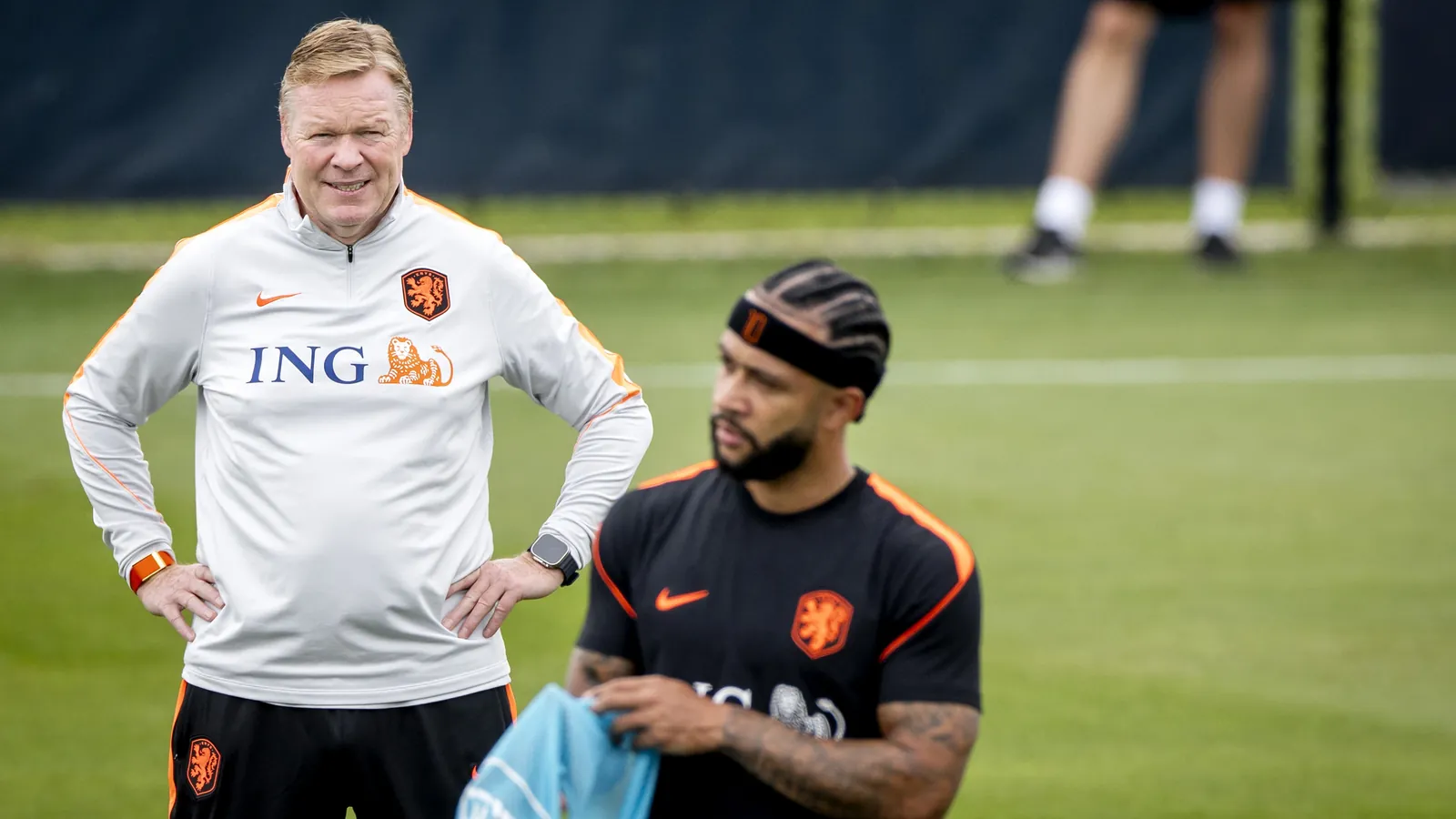 Ronald Koeman met Memphis Depay op de training