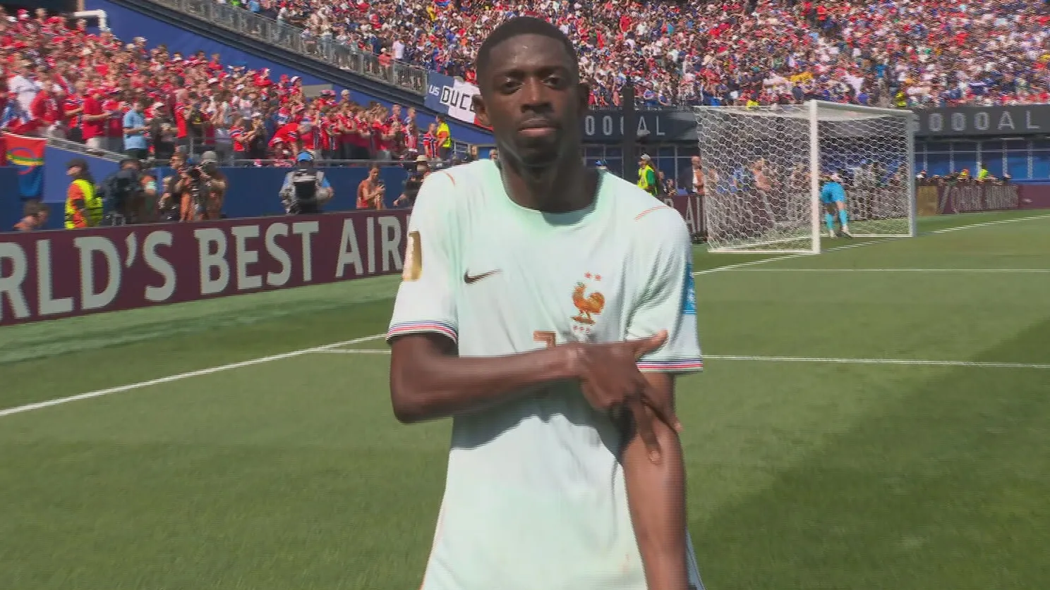 Ousmane Dembélé doet de 'Ice in my vains'-celebration na zijn hattrick tegen Noorwegen.