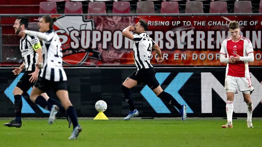 Het moment dat Grotenbreg voor de 3-2 zorgde tegen Ajax.Beeld: ANP