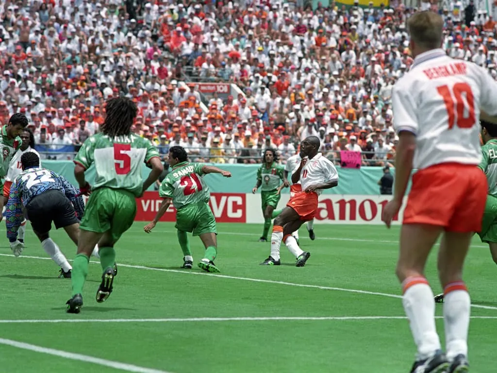 Oranje speelde een keer tegen Marokko op een WK. Bryan Roy schoot Nederland in 1994 in het Amerikaanse Orlando naar een 2-1-zege.Beeld: Getty Images