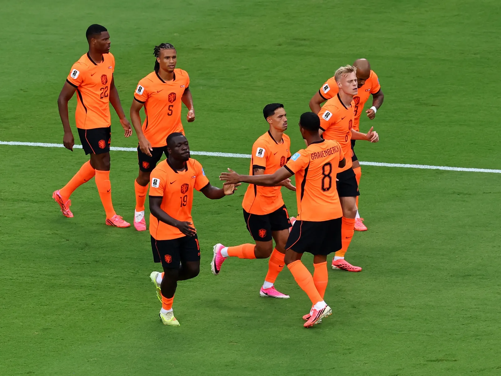 Brobbey krijgt felicitaties na de 2-0