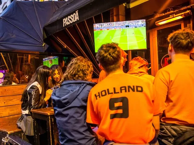 Mocht je nog geen plannen hebben voor vanavond en vannacht, dan zou je Nederland-Marokko ook in de kroeg kunnen kijken.