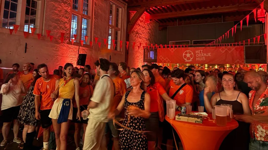 Honderden fans zijn naar het Pesthuis in Leiden gekomen