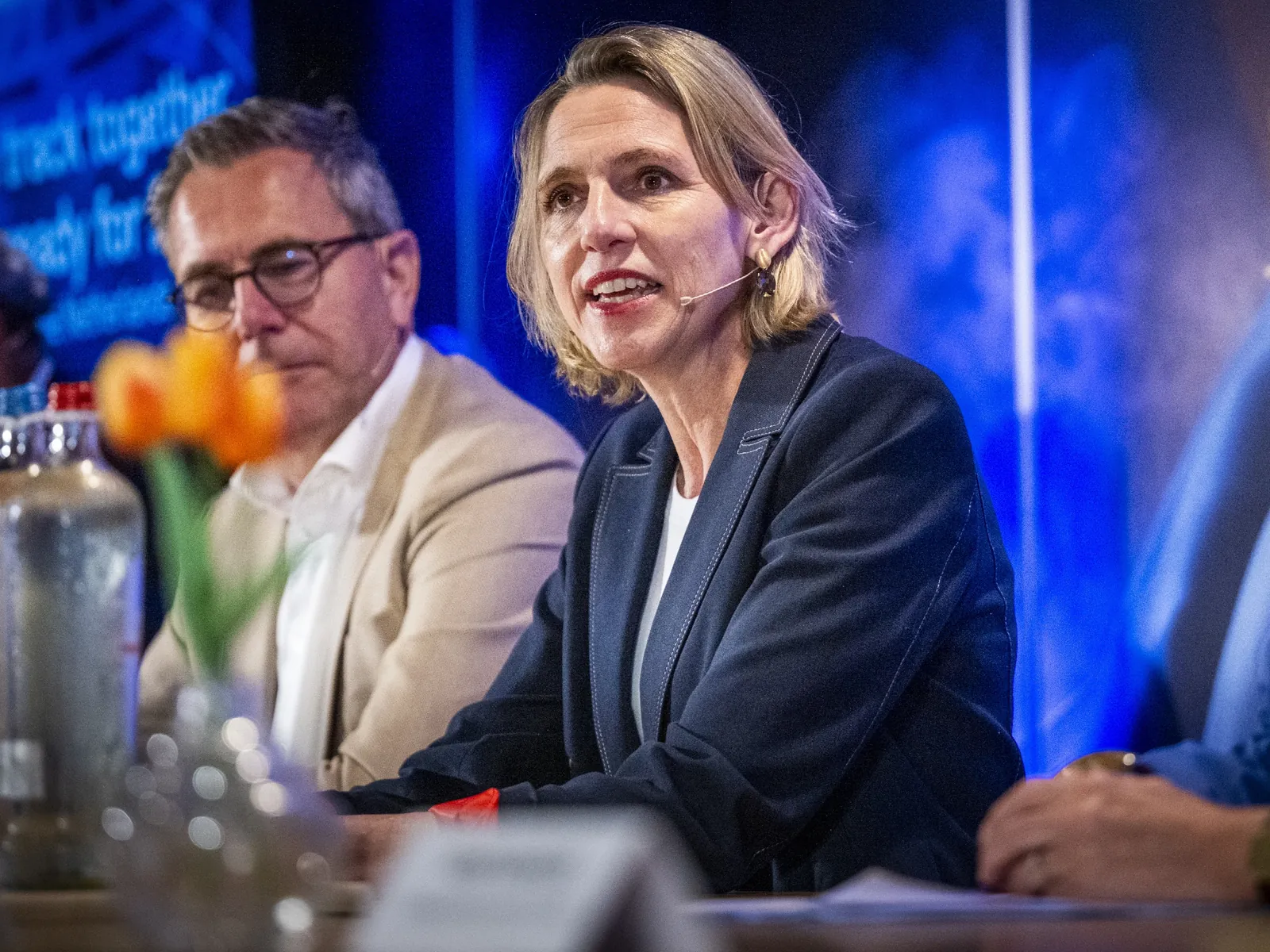 Minister Sterk bij de persconferentie in Thialf