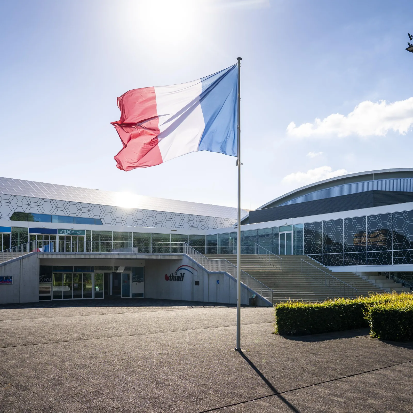 De Franse vlag wappert voor de ingang van Thialf.