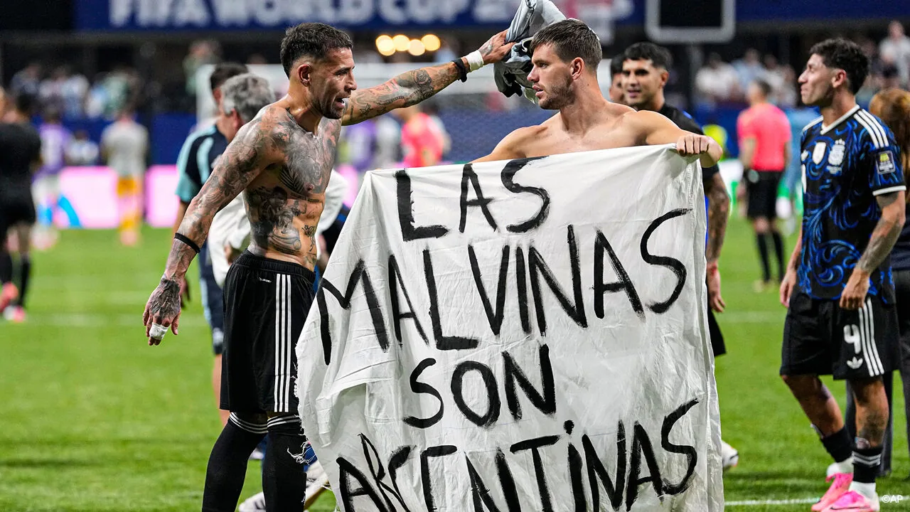 Argentijnse spelers tonen omstreden spandoek na WK-overwinning op Engeland