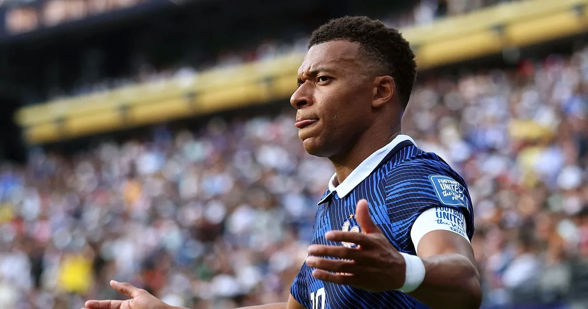 Mbappé omhelst Deschamps na zware week en toont steun