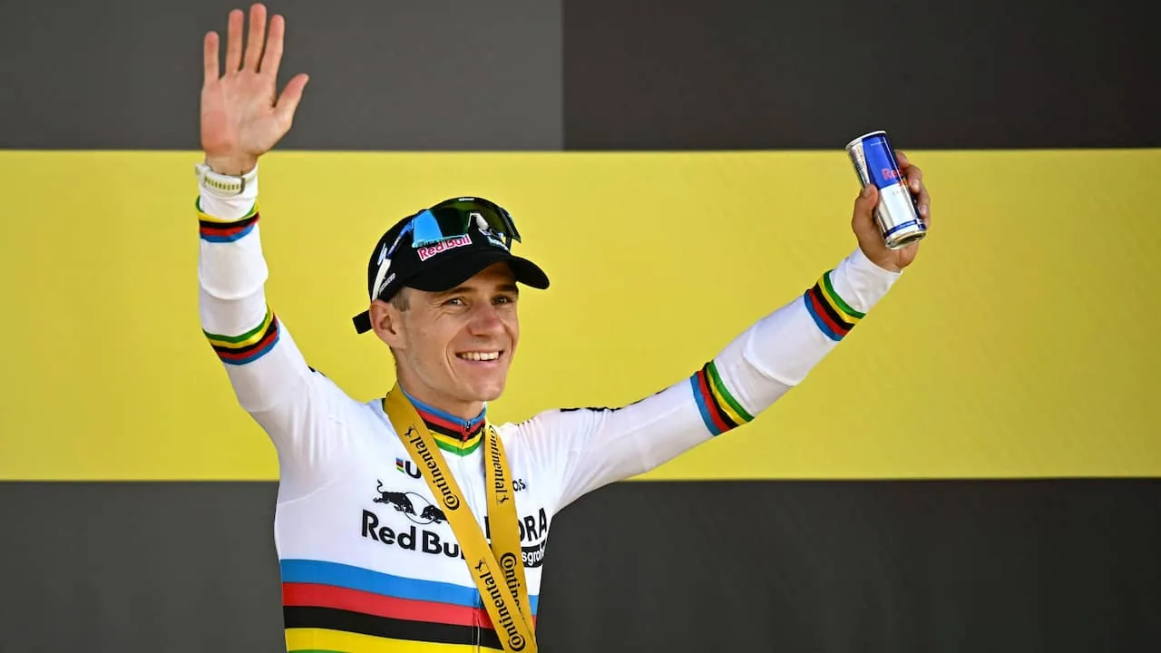 Evenepoel wint tijdrit in Tour de France; Pogacar neemt geen risico’s