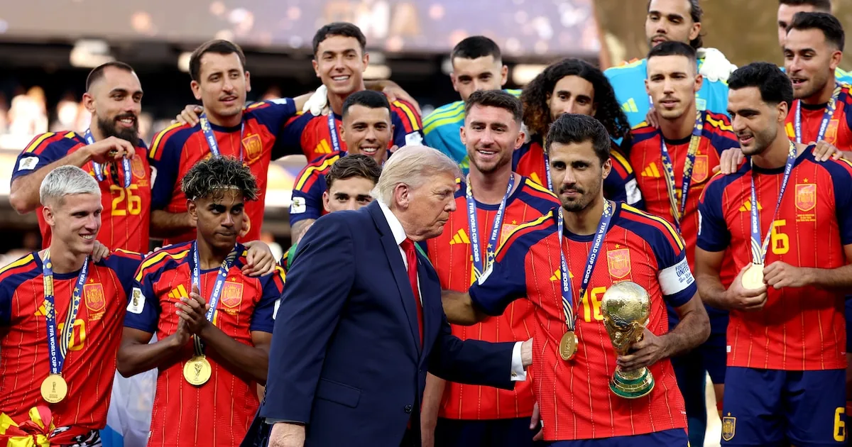 Wereldbeker uitgereikt aan Spanje, Trump en Infantino ontvangen fluitconcert