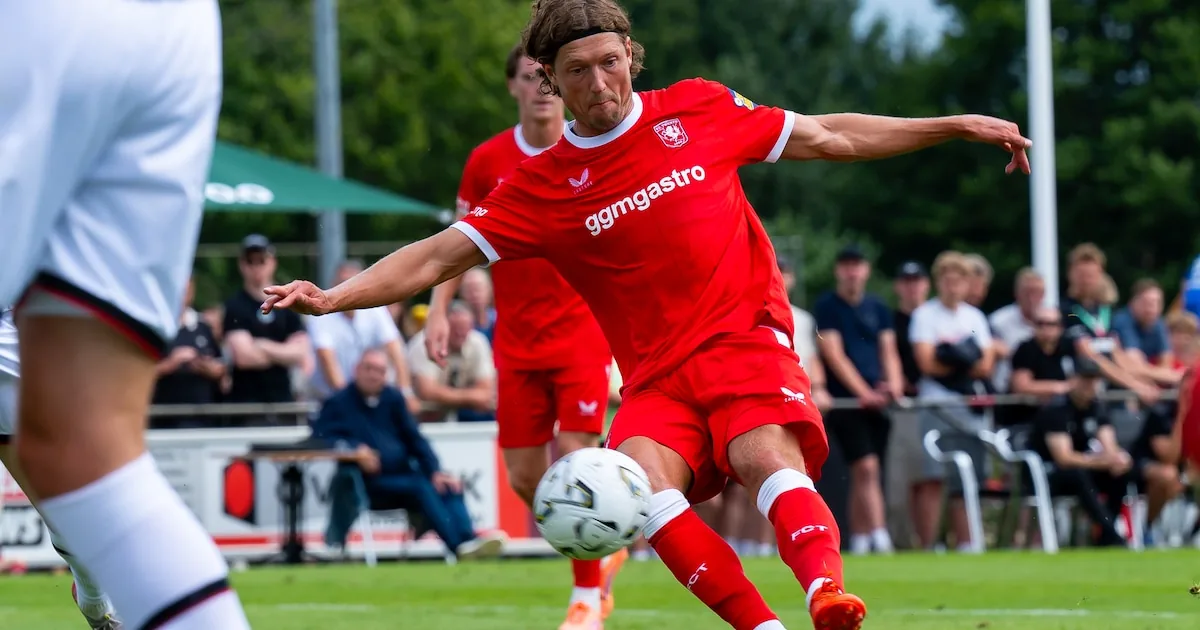 Wout Weghorst traint met FC Twente, blikt terug op WK en ambities