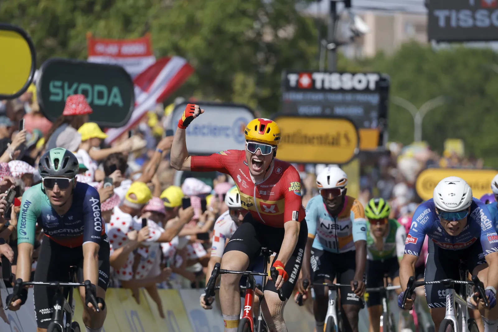Jasper Philipsen, rechts in beeld, komt als derde over de finish in Nevers. Hij werd teruggezet in de uitslag en even later weer als derde genoteerd.