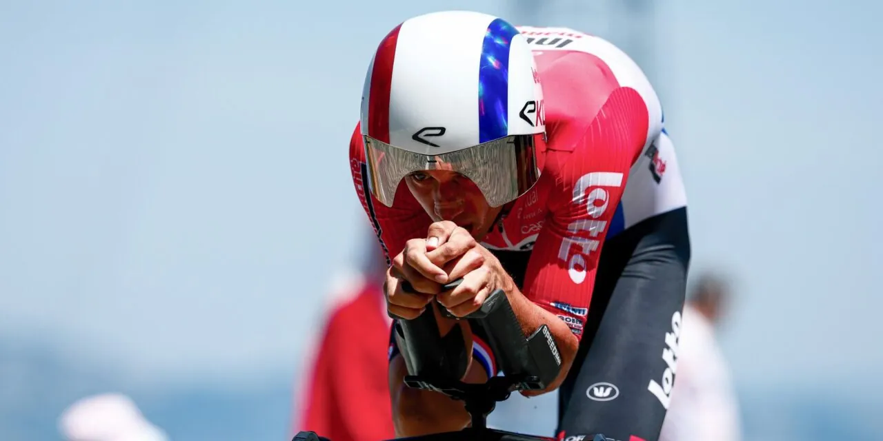 Balende Huub Artz werd opgehouden door ploegauto’s XDS Astana: “Geen respect”
