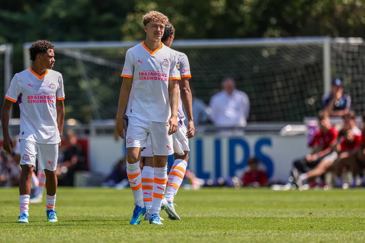 Mijnans met Noah Fernandez bij PSV.© Pro Shots / Perry van de Leuvert