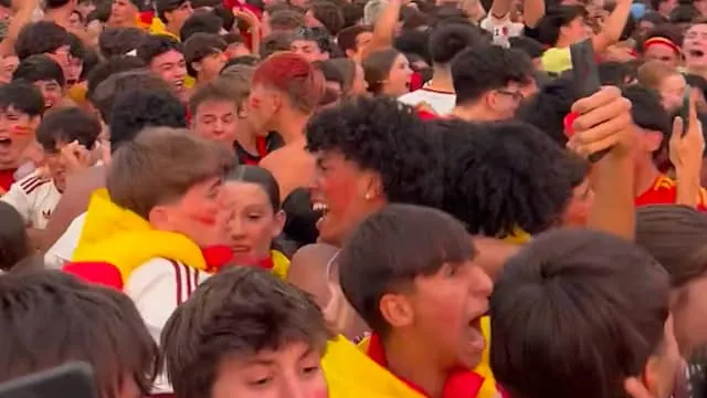 Spaanse fans gaan uit hun dak na openingsgoal tegen Frankrijk