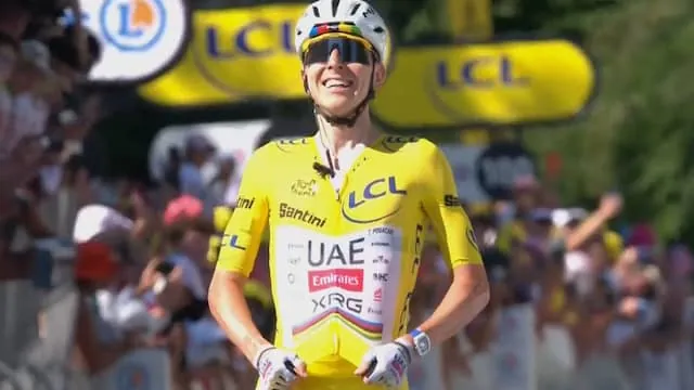 Pogacar toont publiek gele trui na derde etappezege in deze Tour