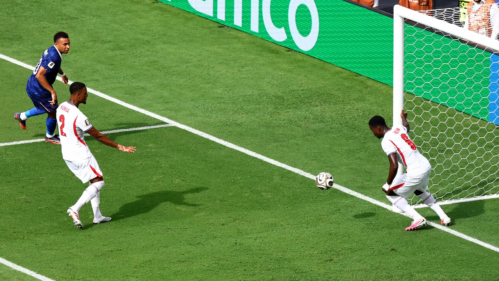 Mbappé ziet hoe Guéhi zijn 21ste WK-treffer nog even uitstelt
