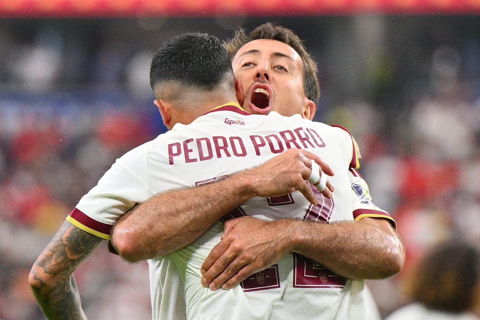 Pedro Porro viert zijn goal met spits Mikel Oyarzabal, die het eerste doelpunt in de wedstrijd tegen Frankrijk maakte.EPA/SAM WASSON