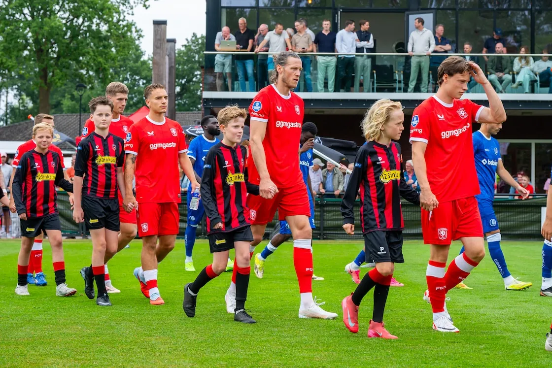 Wout Weghorst komt het veld op voor de oefenwedstrijd tegen AA Gent.