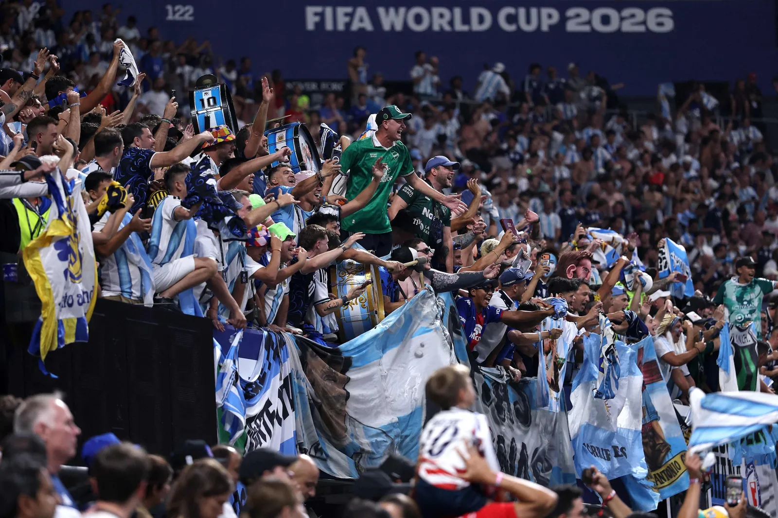 Argentijnse fans vieren feest in het stadion.BronGetty Images via AFP