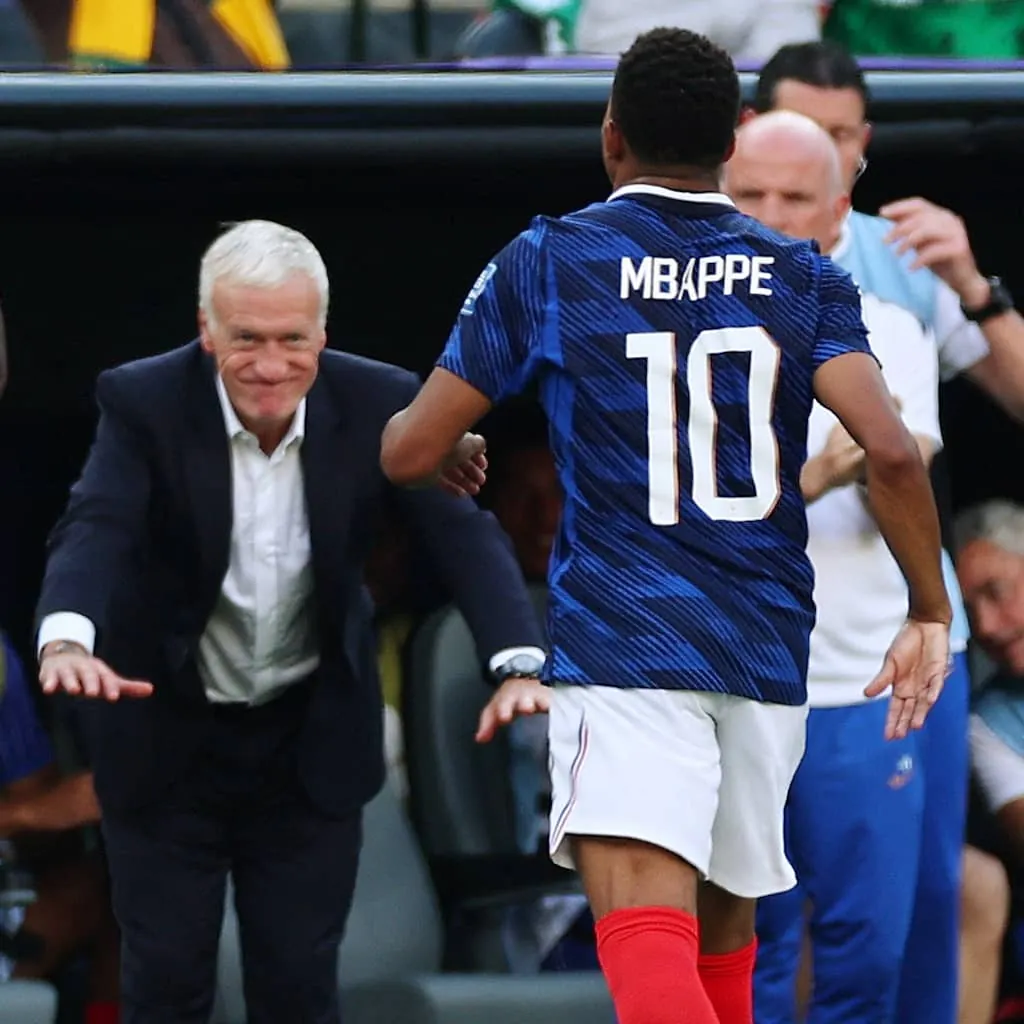 Bondscoach Didier Deschamps maakt vlak voor tijd een buiging voor Kylian MbappéBeeld: Getty Images