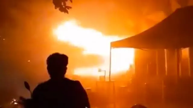 Vlammenzee schiet uit voordeur bij fatale brand in Thaise bar
