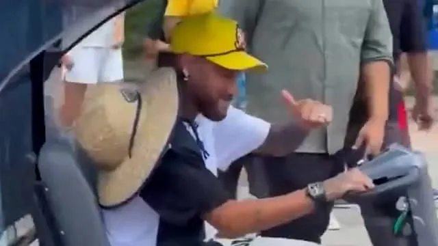 Neymar rijdt na WK-uitschakeling rond in scootmobiel in attractiepark