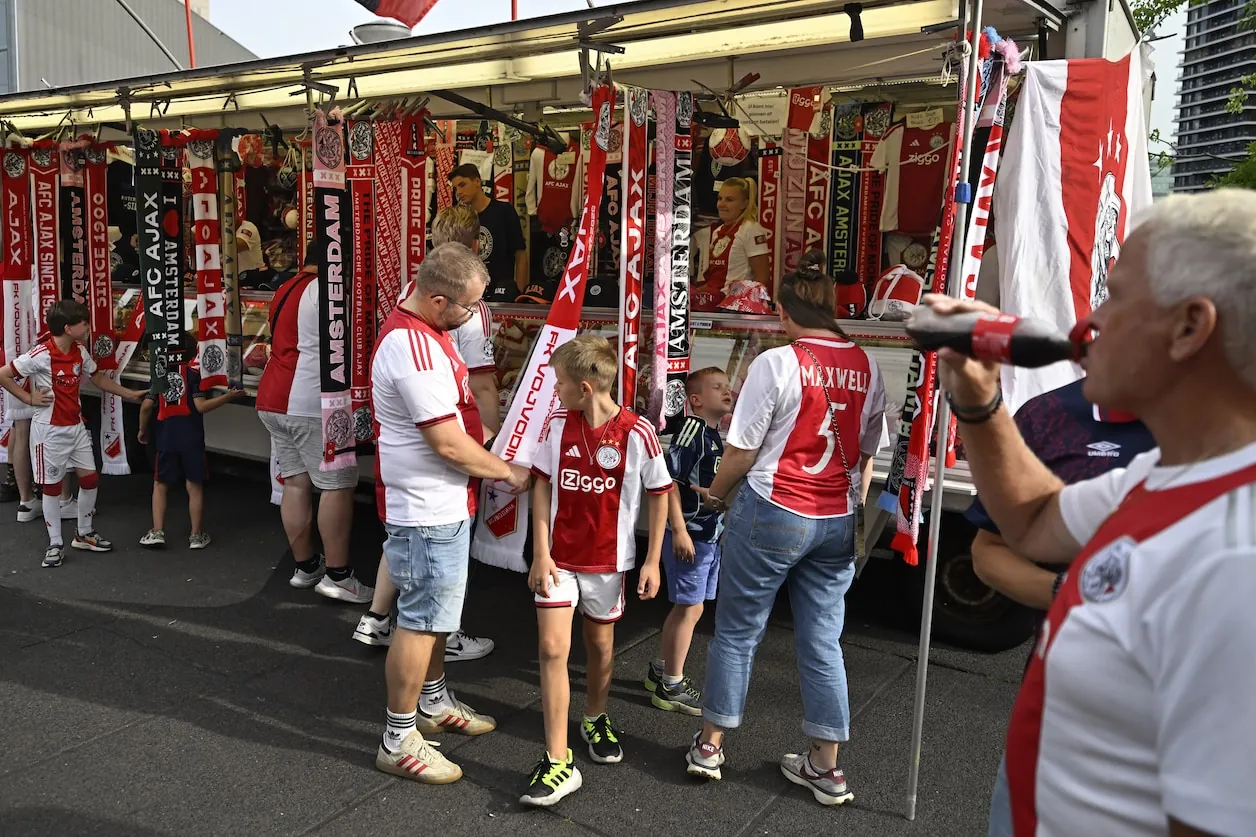 Een gezellige sfeer bij de Johan Cruijff Arena voor de aftrap.© ANP