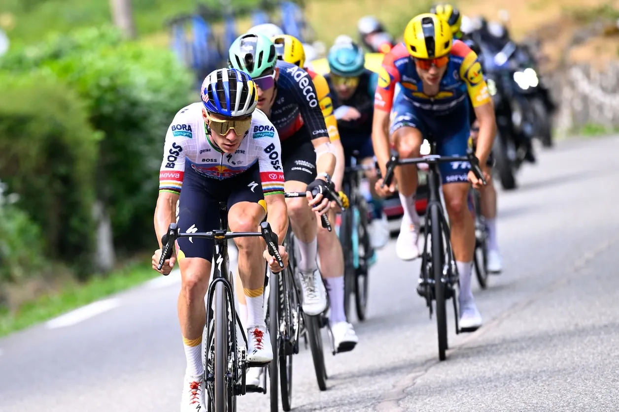 Evenepoel leidt de jacht op Jonas Vingegaard: “Als we elkaar vinden en meteen voluit beginnen te koersen, dan halen we hem misschien nog terug.”© Photo News