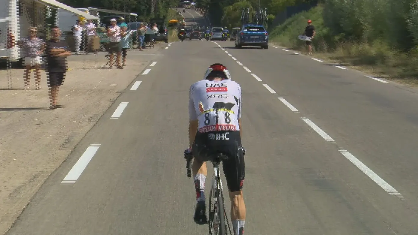 Adam Yates rijdt achter het peloton