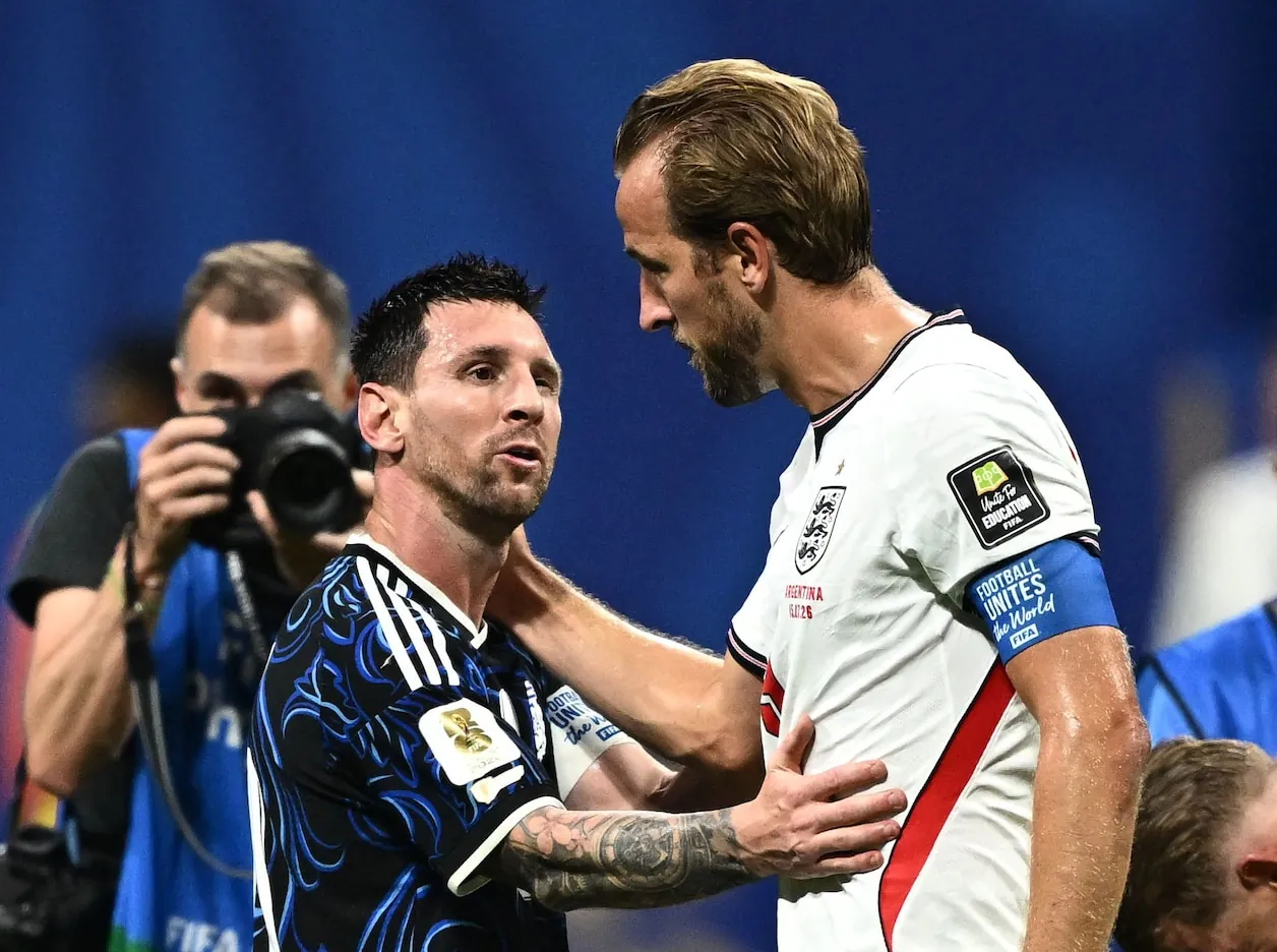 Harry Kane feliciteert Lionel Messi.© REUTERS