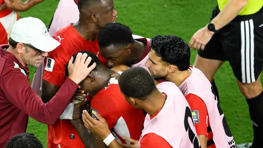 De huilende Breel Embolo wordt getroost door zijn Zwitserse ploeggenoten nadat hij zijn tweede gele kaart tegen Argentinië krijgt.Beeld