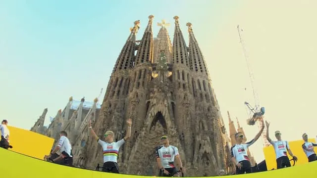 Van der Poel, Pogacar en Vingegaard poseren voor Sagrada Familia