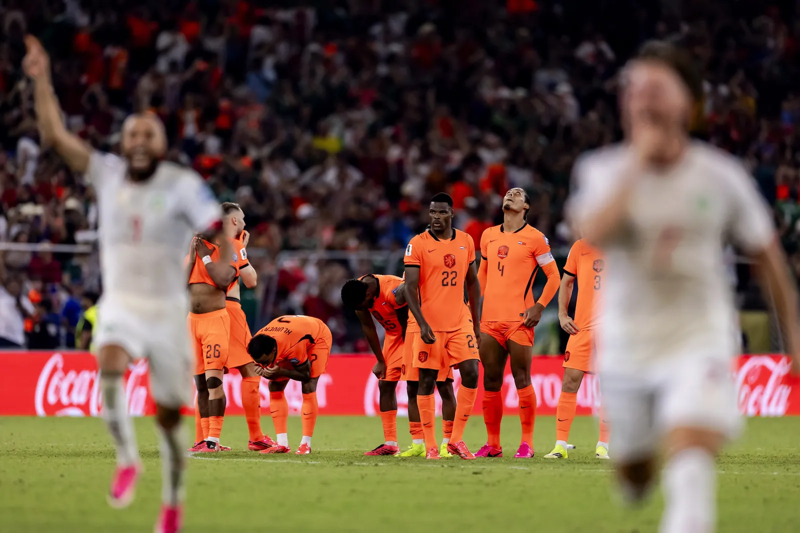 De laatste strafschop is genomen: Marokkaanse spelers juichen waar de Nederlandse treuren.BronANP