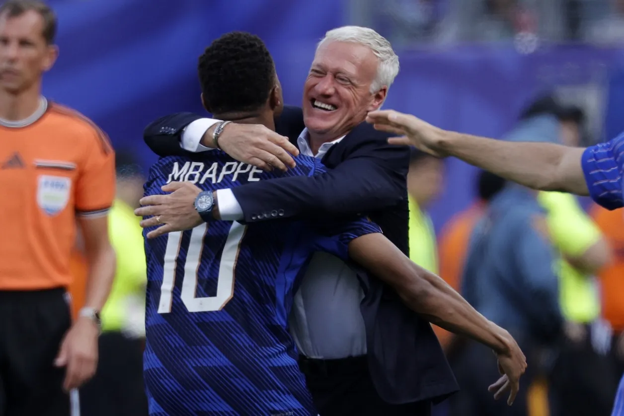 Kylian Mbappé vliegt bondscoach Didier Deschamps in de armen.© ANP / EPA
