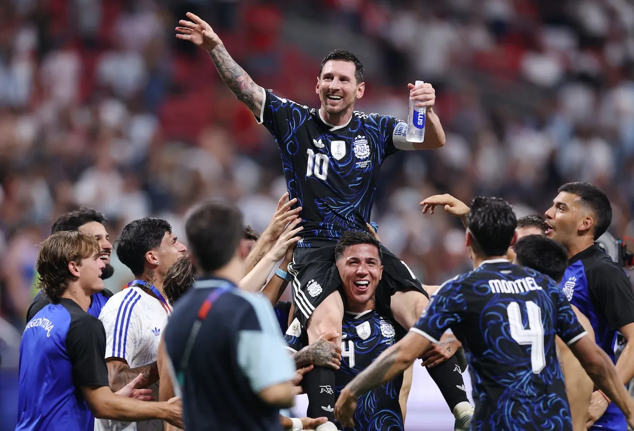Lionel Messi op schouders gedragen.© FIFA via Getty Images