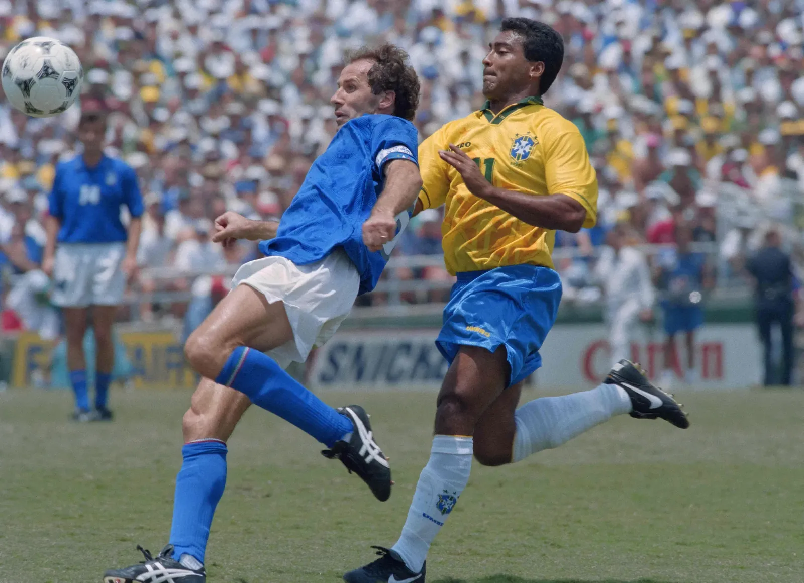Franco Baresi (links) trapt de bal weg voor de Braziliaan Romário tijdens de finale Brazilië – Italië op het WK voetbal van 1994 in Pasadena, de Verenigde Staten.Foto Daniel Garcia/AFP