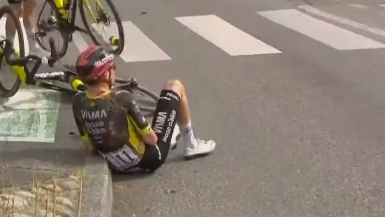 Vingegaard krimpt ineen van de pijn na harde val in bocht tijdens Tour