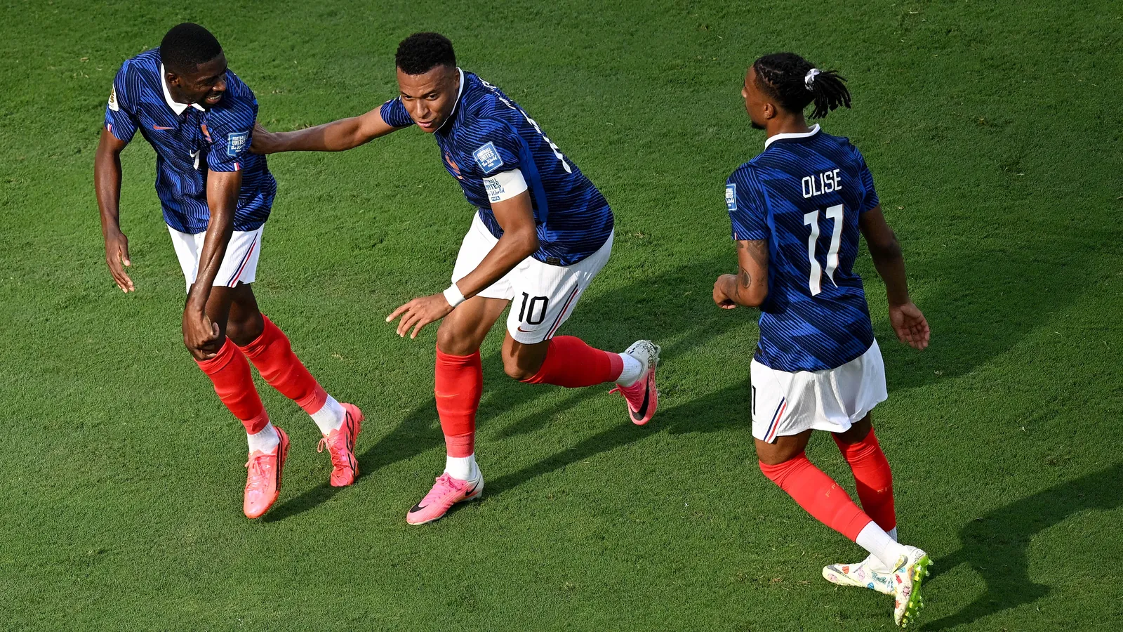 Steraanvallers Dembélé, Mbappé en Olise vieren een goal op dit WK tegen Zweden