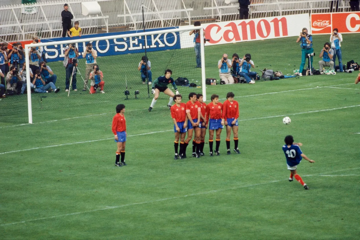 De vrije trap van Michel Platini in de EK-finale van 1984 in Parijs.© Corbis/VCG via Getty Images
