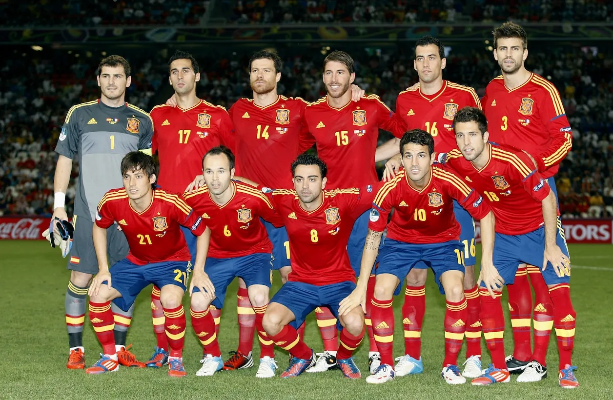 Het Spaanse superteam voor de kwartfinale tegen Frankrijk op het EK 2012: Iker Casillas, Álvaro Arbeloa, Xabi Alonso, Sergio Ramos, Sergio Busquets, Gerard Piqué; David Silva, Andrés Iniesta, Xavi, Cesc Fàbregas, Jordi Alba.© Getty Images