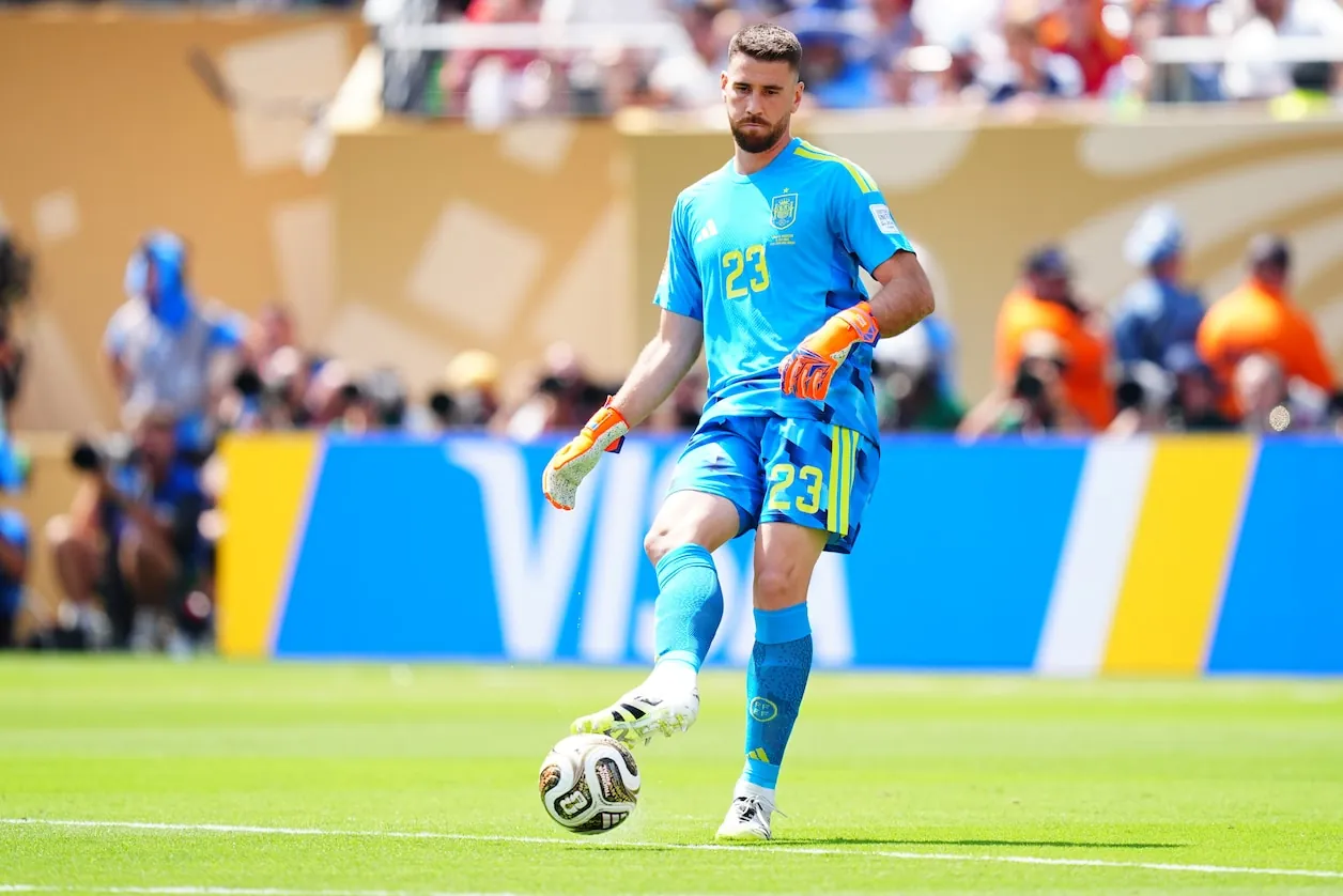 De Spaanse doelman Unai Simon doet meer dan alleen ballen tegenhouden.© Anadolu via Getty Images