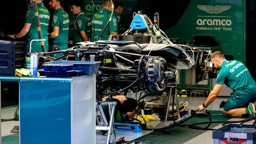 Een eerste foto van de vernieuwde Aston Martin, donderdag op de Hungaroring.Beeld: Getty Images