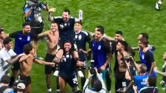 Ploeggenoot neemt Messi op de schouders na WK-zege op Engeland