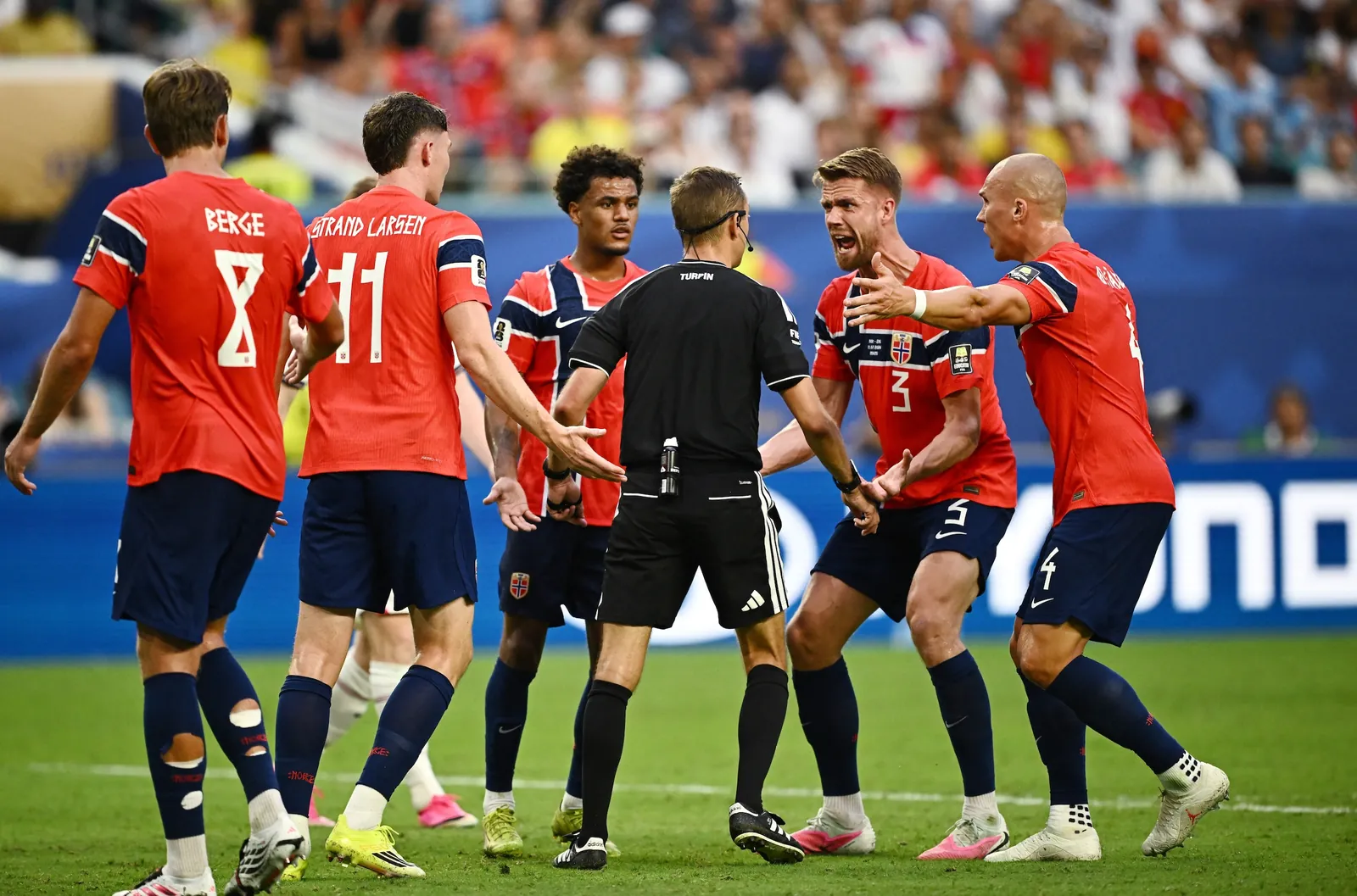 Noorse spelers protesteren bij scheidsrechter Clément Turpin tijdens het duel met Engeland.