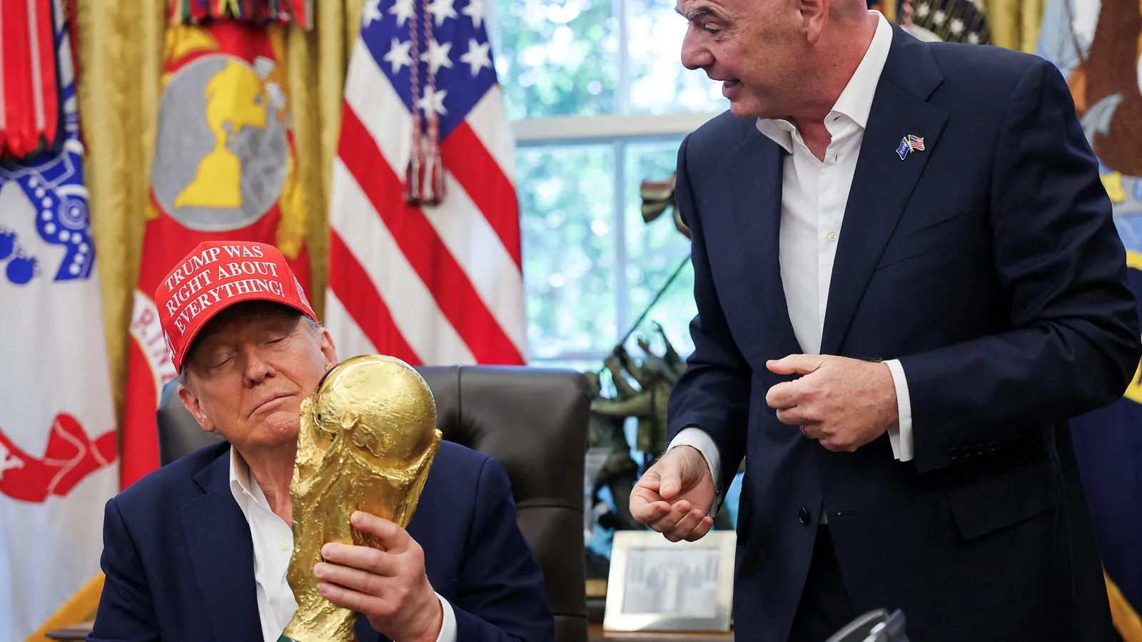 Trump voor het WK met de wereldbeker en FIFA-voorzitter Infantino