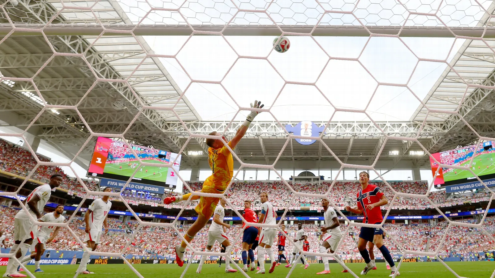 Engeland-doelman Jordan Pickford ziet de bal achter zich op de lat belanden
