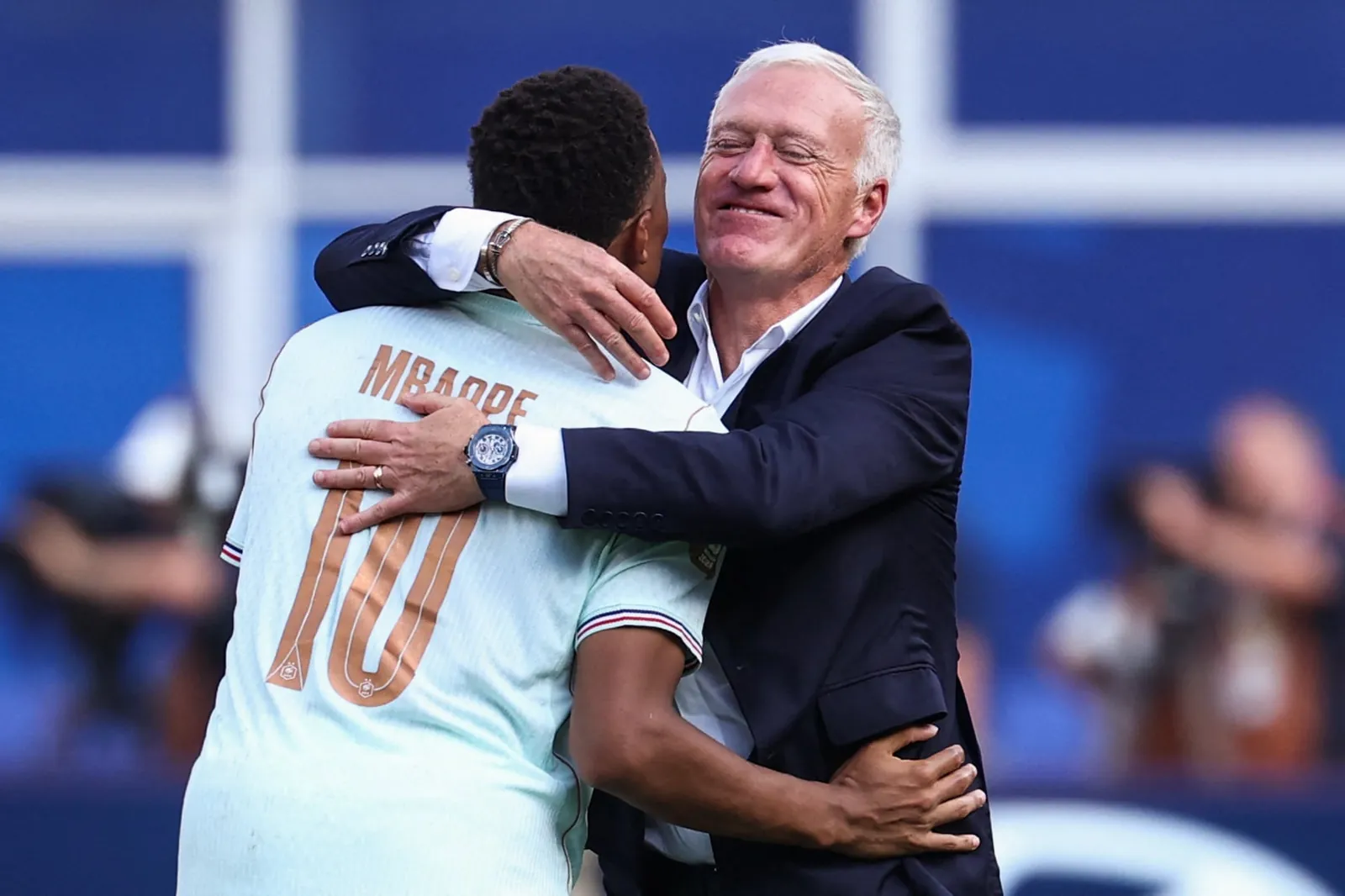 De Franse bondscoach Didier Deschamps in een innige omhelzing met zijn sterspeler Kylian Mbappe.BronAFP